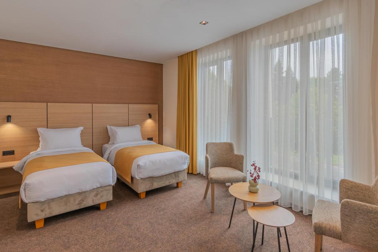 Hotel Osetia Garden Momchilgrad Eksteriør billede