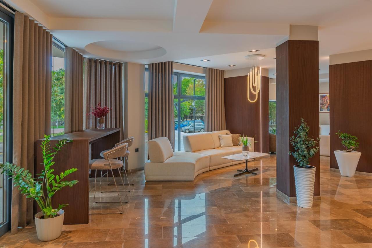 Hotel Osetia Garden Momchilgrad Eksteriør billede