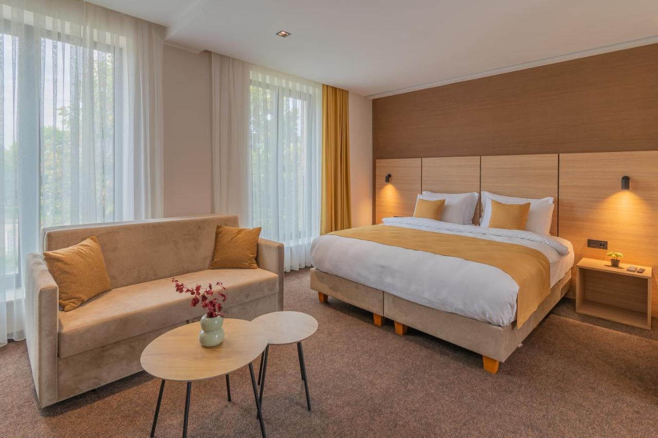 Hotel Osetia Garden Momchilgrad Eksteriør billede