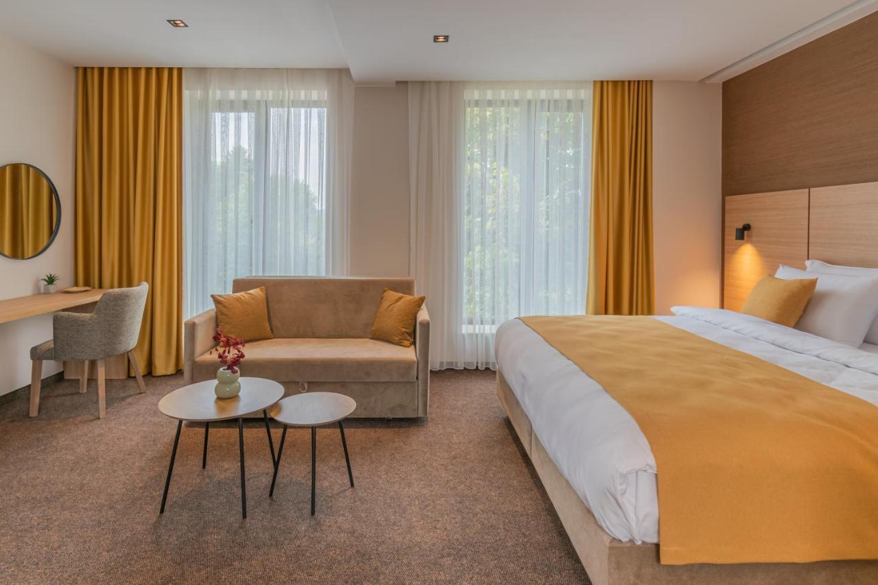 Hotel Osetia Garden Momchilgrad Eksteriør billede