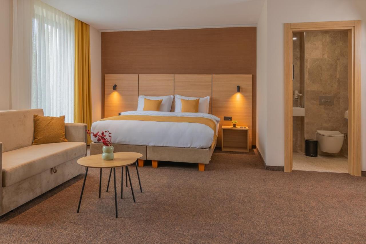 Hotel Osetia Garden Momchilgrad Eksteriør billede