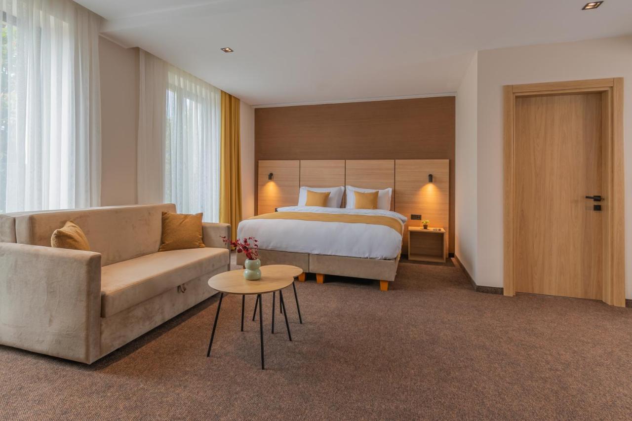 Hotel Osetia Garden Momchilgrad Eksteriør billede