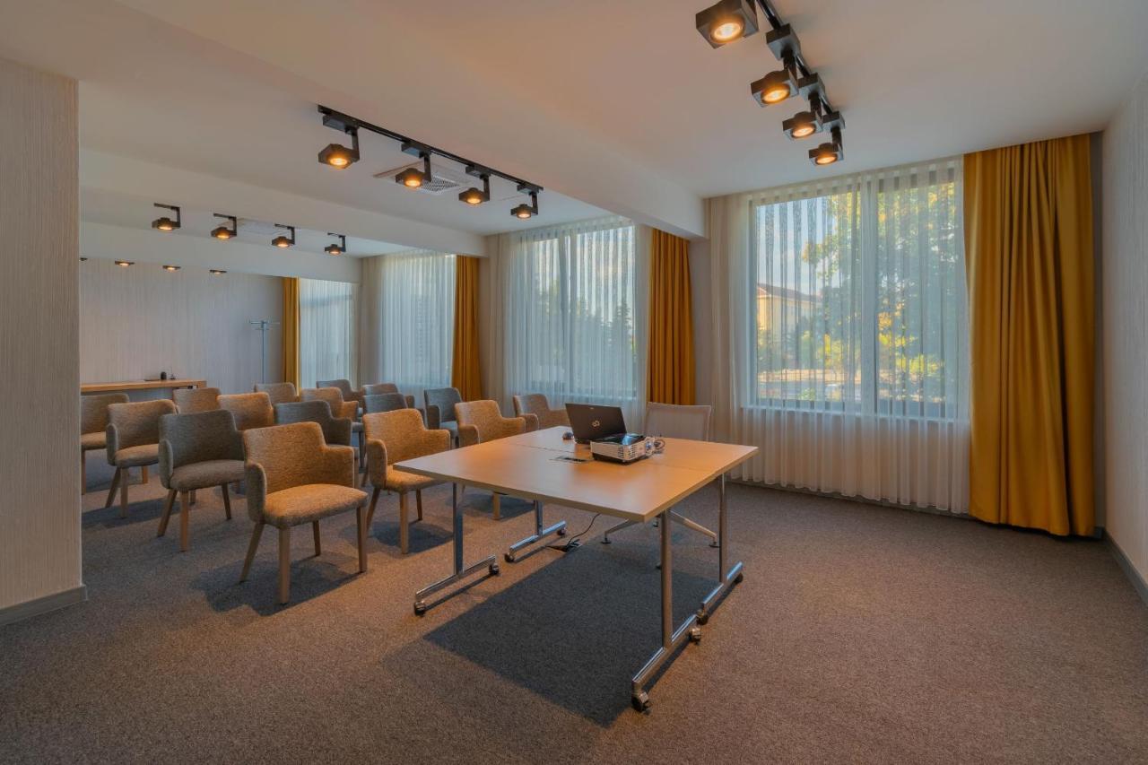 Hotel Osetia Garden Momchilgrad Eksteriør billede
