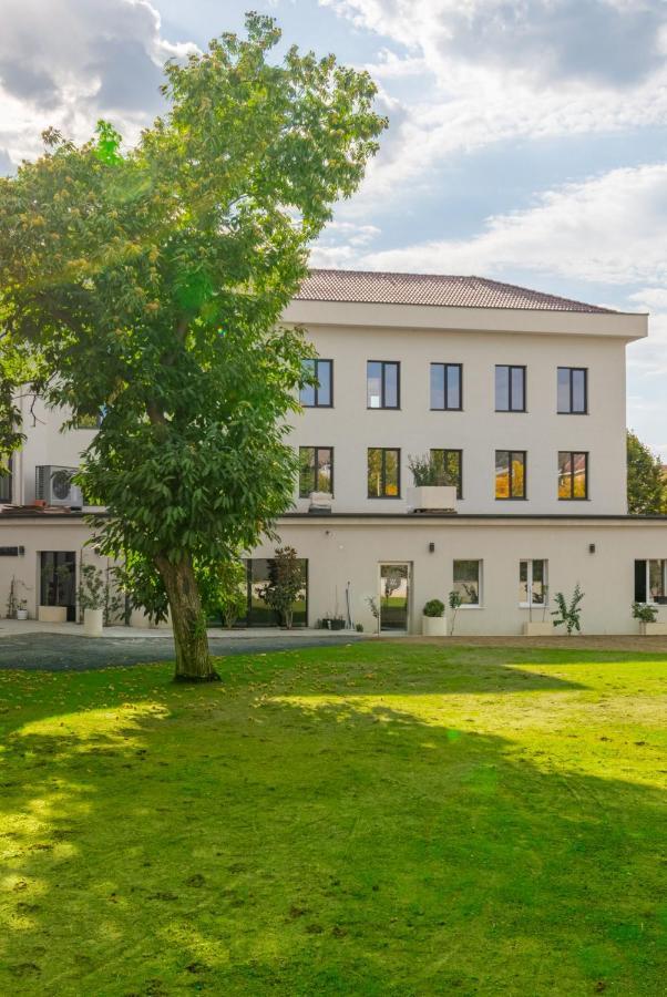 Hotel Osetia Garden Momchilgrad Eksteriør billede